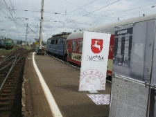 Wagon Lublin 2010 na peronie w Warszawie Wschodniej.