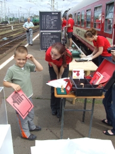 Akcja ulotkowa podczas projektu Wagon Lublin 2010 na peronie w Warszawie Wschodniej.