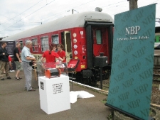 Akcja ulotkowa podczas projektu Wagon Lublin 2010 na peronie w Warszawie Wschodniej.