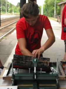 Drukowanie ulotek na sitodruku podczas projektu Wagon Lublin 2010, na peronie w Toruniu.