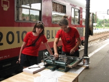 Drukowanie ulotek na sitodruku podczas projektu Wagon Lublin 2010, na peronie w Toruniu.