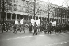 Przejście manifestacji studentów obok budynku KUL w kwietniu 1989 roku