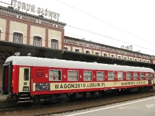 Wagon 2010 Lublin na peronie w Toruniu Głównym