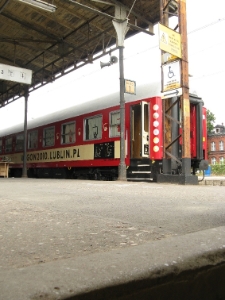 Wagon 2010 Lublin na peronie w Toruniu Głównym