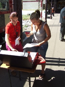 Akcja ulotkowa podczas projektu Wagon Lublin 2010 na peronie w Bydgoszczy.