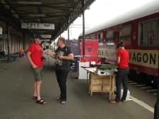 Projekt Wagon Lublin 2010 na peronie w Toruniu.