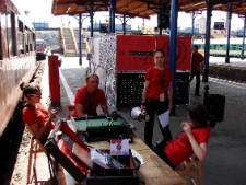 Działania na peronie w Szczecinie podczas projektu Wagon 2010 Lublin.