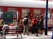 Działania na peronie w Szczecinie podczas projektu Wagon 2010 Lublin.