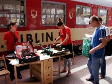 Drukowanie ulotek na sitodruku podczas projektu Wagon Lublin 2010, na peronie w Szczecinie.
