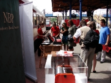 Drukowanie ulotek na sitodruku podczas projektu Wagon Lublin 2010, na peronie w Szczecinie.