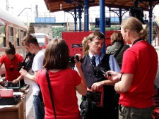 Działania na peronie w Szczecinie podczas projektu Wagon 2010 Lublin.