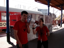 Działania na peronie w Szczecinie podczas projektu Wagon 2010 Lublin.