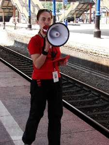 Działania na peronie w Szczecinie podczas projektu Wagon 2010 Lublin.