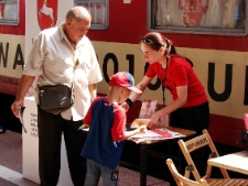 Akcja ulotkowa podczas projektu Wagon Lublin 2010 na peronie w Szczecinie.