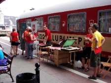 Działania na peronie w Szczecinie podczas projektu Wagon 2010 Lublin.