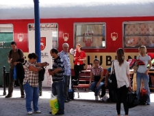Akcja ulotkowa podczas projektu Wagon Lublin 2010 na peronie w Szczecinie.