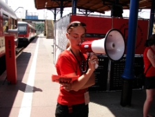 Akcja ulotkowa podczas projektu Wagon Lublin 2010 na peronie w Szczecinie.