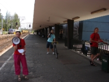 Akcja ulotkowa podczas projektu Wagon Lublin 2010 na peronie w Zielonej G&oacute;rze.