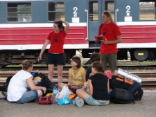 Akcja ulotkowa podczas projektu Wagon Lublin 2010 na peronie w Zielonej Górze.