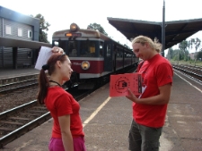 Akcja ulotkowa podczas projektu Wagon Lublin 2010 na peronie w Zielonej G&oacute;rze.