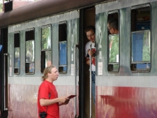 Akcja ulotkowa podczas projektu Wagon Lublin 2010 na peronie w Zielonej Górze.