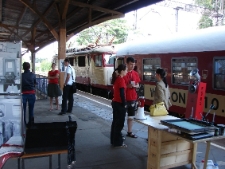 Działania na peronie we Wrocławiu podczas projektu Wagon 2010 Lublin.