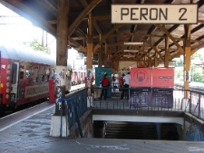 Działania na peronie we Wrocławiu podczas projektu Wagon 2010 Lublin.