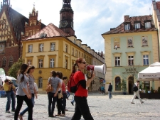 Akcja ulotkowa podczas projektu Wagon Lublin 2010 na rynku Starego Miasta we Wrocławiu.