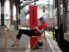 Działania na peronie we Wrocławiu podczas projektu Wagon 2010 Lublin.