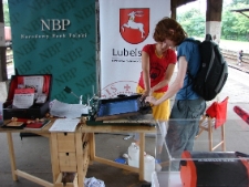 Drukowanie ulotek na sitodruku podczas projektu Wagon Lublin 2010, na peronie we Wrocławiu.