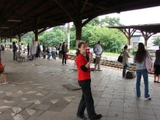 Akcja ulotkowa podczas projektu Wagon Lublin 2010 na peronie we Wrocławiu.