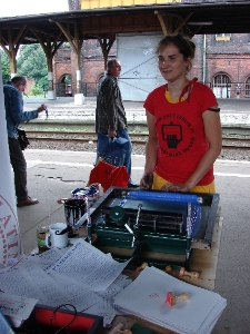 Drukowanie ulotek na sitodruku podczas projektu Wagon Lublin 2010, na peronie we Wrocławiu.
