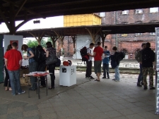 Działania na peronie we Wrocławiu podczas projektu Wagon 2010 Lublin.