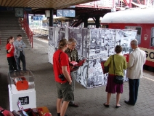 Działania na peronie w Częstochowie podczas projektu Wagon 2010 Lublin.
