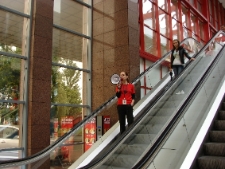 Akcja ulotkowa podczas projektu Wagon Lublin 2010 na peronie w Częstochowie.