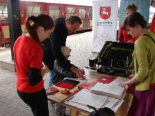 Drukowanie ulotek na sitodruku podczas projektu Wagon Lublin 2010, na peronie w Częstochowie.