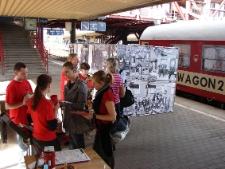 Akcja ulotkowa podczas projektu Wagon Lublin 2010 na peronie w Częstochowie.