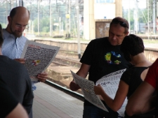 Akcja ulotkowa podczas projektu Wagon Lublin 2010 na peronie w Katowicach.