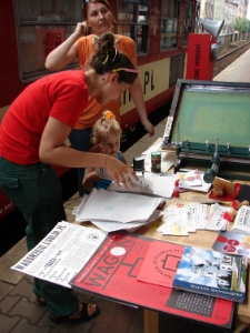 Drukowanie ulotek na sitodruku podczas projektu Wagon Lublin 2010, na peronie w Katowicach.