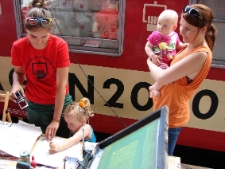 Drukowanie ulotek na sitodruku podczas projektu Wagon Lublin 2010, na peronie w Katowicach.