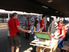Działania na peronie w Katowicach podczas projektu Wagon 2010 Lublin.