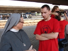 Działania na peronie w Katowicach podczas projektu Wagon 2010 Lublin.