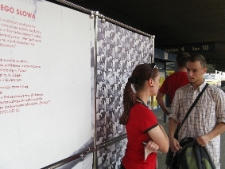 Działania na peronie w Katowicach podczas projektu Wagon 2010 Lublin.