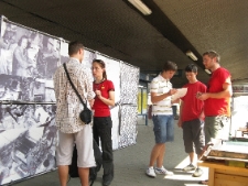 Działania na peronie w Katowicach podczas projektu Wagon 2010 Lublin.