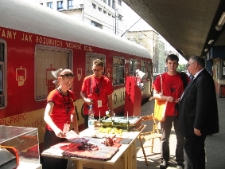 Działania na peronie w Katowicach podczas projektu Wagon 2010 Lublin.