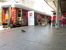 Działania na peronie w Krakowie podczas projektu Wagon 2010 Lublin.