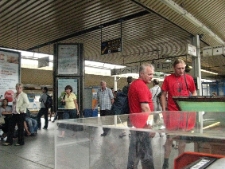 Działania na peronie w Krakowie podczas projektu Wagon 2010 Lublin.