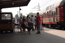 Projekt Wagon 2010 Lublin na peronie w Rzeszowie.