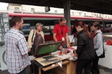 Działania na peronie w Łodzi podczas projektu Wagon 2010 Lublin.