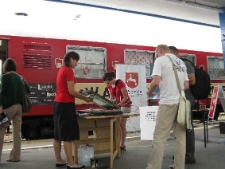 Działania na peronie w Olsztynie podczas projektu Wagon 2010 Lublin.